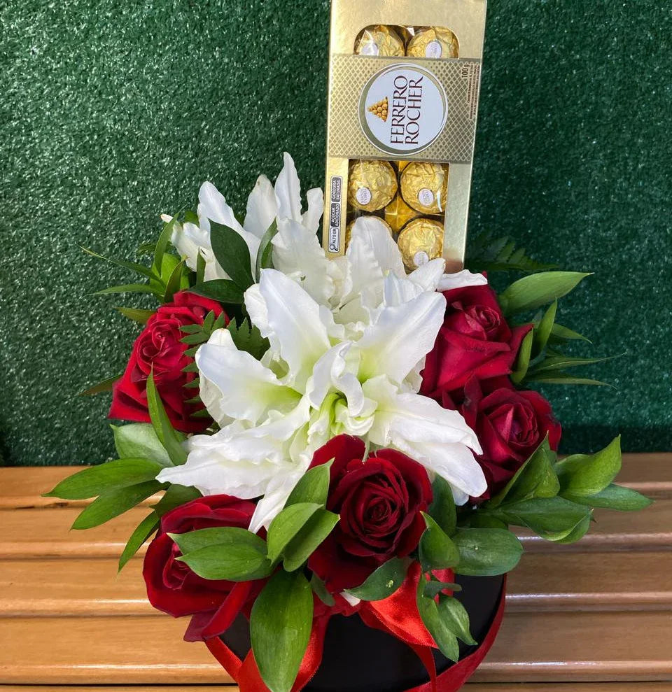 Box floral de lírios e rosas com 8 chocolates Ferrero Rocher, folhagens verdes e embalagem com laço de fita elegante, ideal para presentear com sofisticação.
Arranjo Box Floral de Lírios e Rosas com flores frescas, folhagens verdes e chocolates, transmitindo romantismo, delicadeza e alegria em cada detalhe.
Floricultura Rancho das Plantas, em São Paulo