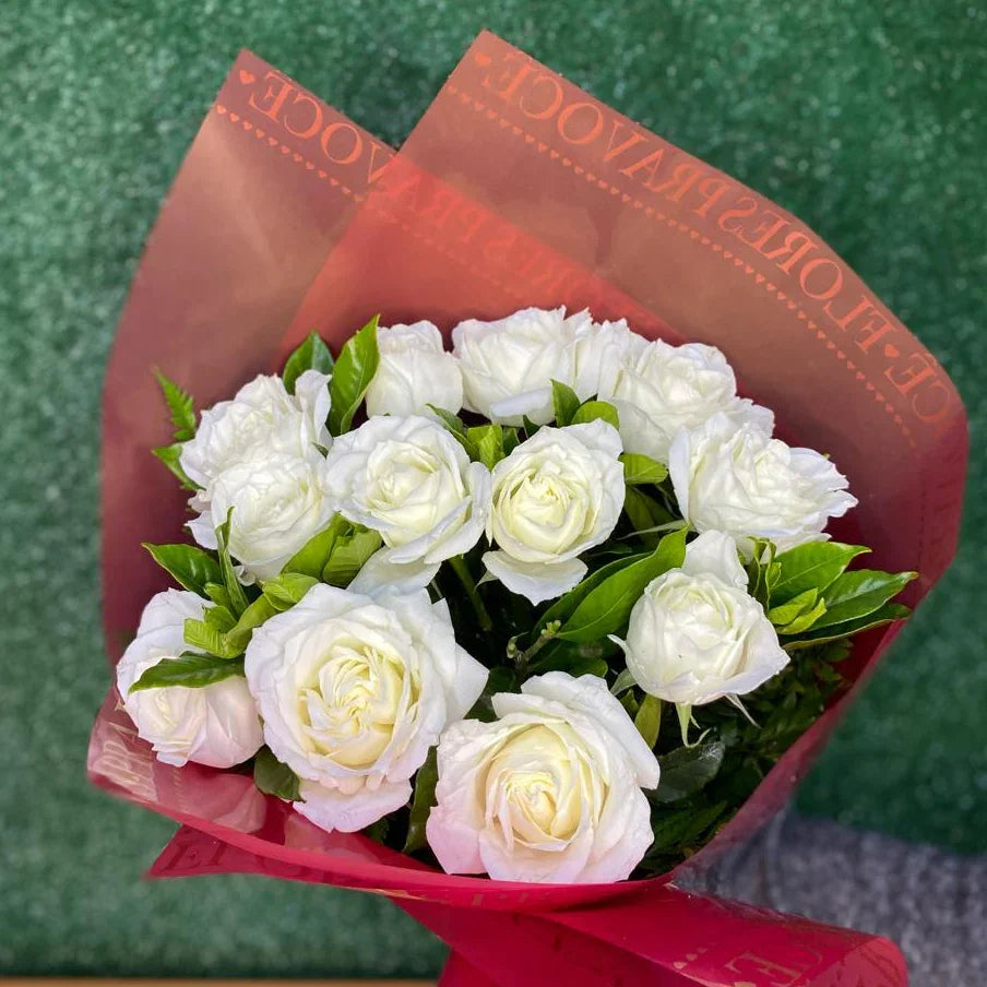 Buquê de rosas brancas Serena com 6 rosas frescas e mosquitinho branco, embalagem com laço de fita elegante, perfeito para presentear com delicadeza.
Buquê artesanal Serena com rosas brancas e flores delicadas, ideal para momentos especiais, transmitindo pureza, paz e sofisticação.
flores e Presentes - Floricultura em São Paulo Rancho das Plantas