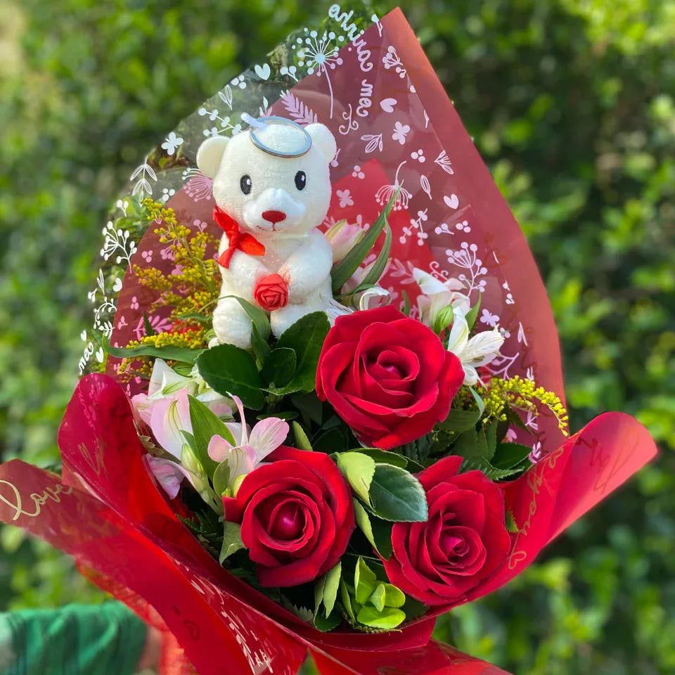 Buquê romântico Paixão e Carinho com 3 rosas vermelhas, ursinho de pelúcia P e folhagens verdes, perfeito para presentear com amor e estilo. Entrega rápida via motoboy - Floricultura online rancho das plantas em São PauloGrajaú
