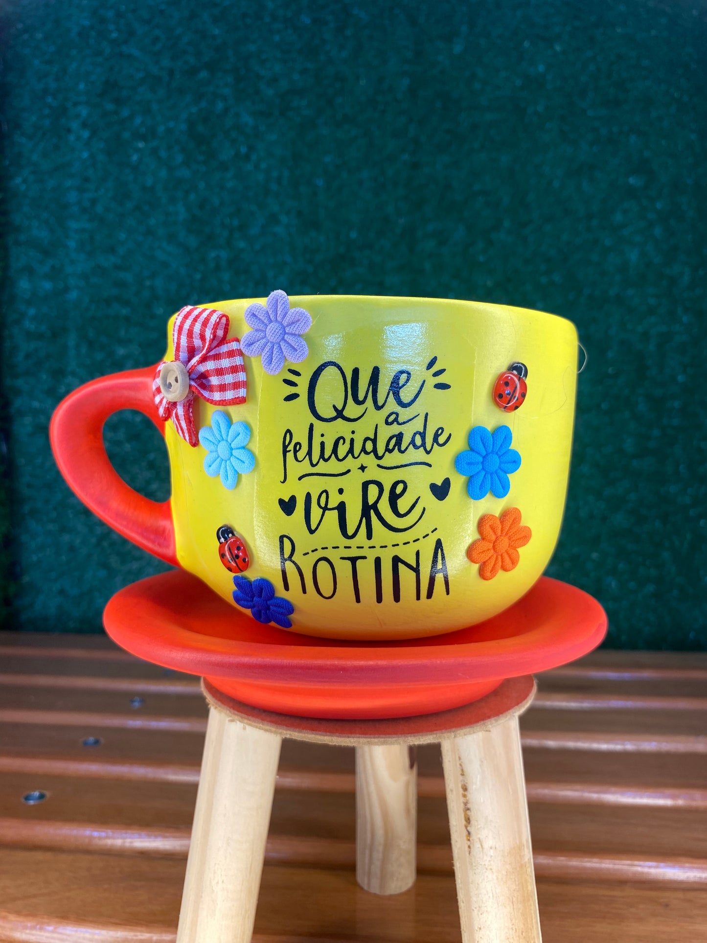 Xícara artesanal Amarela