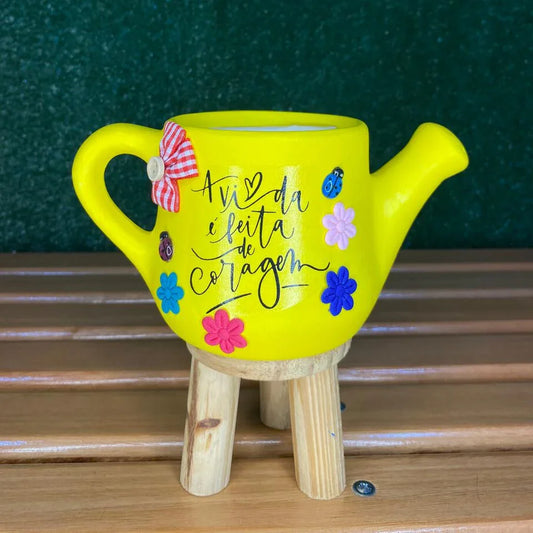 Vaso estilo Regador amarelo artesanal de cerâmica pintado à mão, ideal para suculentas e decoração criativa.
Floricultura Em São Paulo - Rancho das Plantas Flores e Presentes
