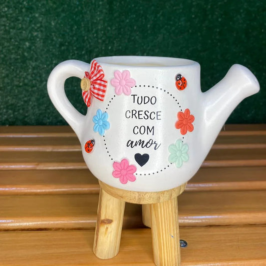 Regador branco artesanal de cerâmica pintado à mão, ideal para suculentas e decoração elegante.
O Presente perfeito esta na Floricultura Rancho das Plantas flores e Presentes, em Grajaú, São Paulo