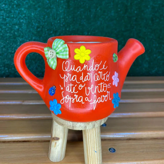 Regador vermelho artesanal de cerâmica pintado à mão, ideal para suculentas e decoração vibrante.
Floricultura Rancho das Plantas - Flores e Presentes