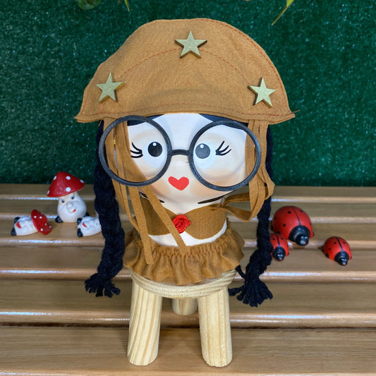 Vaso de cerâmica artesanal Maria Bonita pintado à mão, ideal para suculentas e decoração criativa com toque artesanal. Você encontra aqui os melhores vasos para plantas: Floricultura Rancho das Plantas, em São Paulo - Faça seu pedido de flores e presentes on-line!