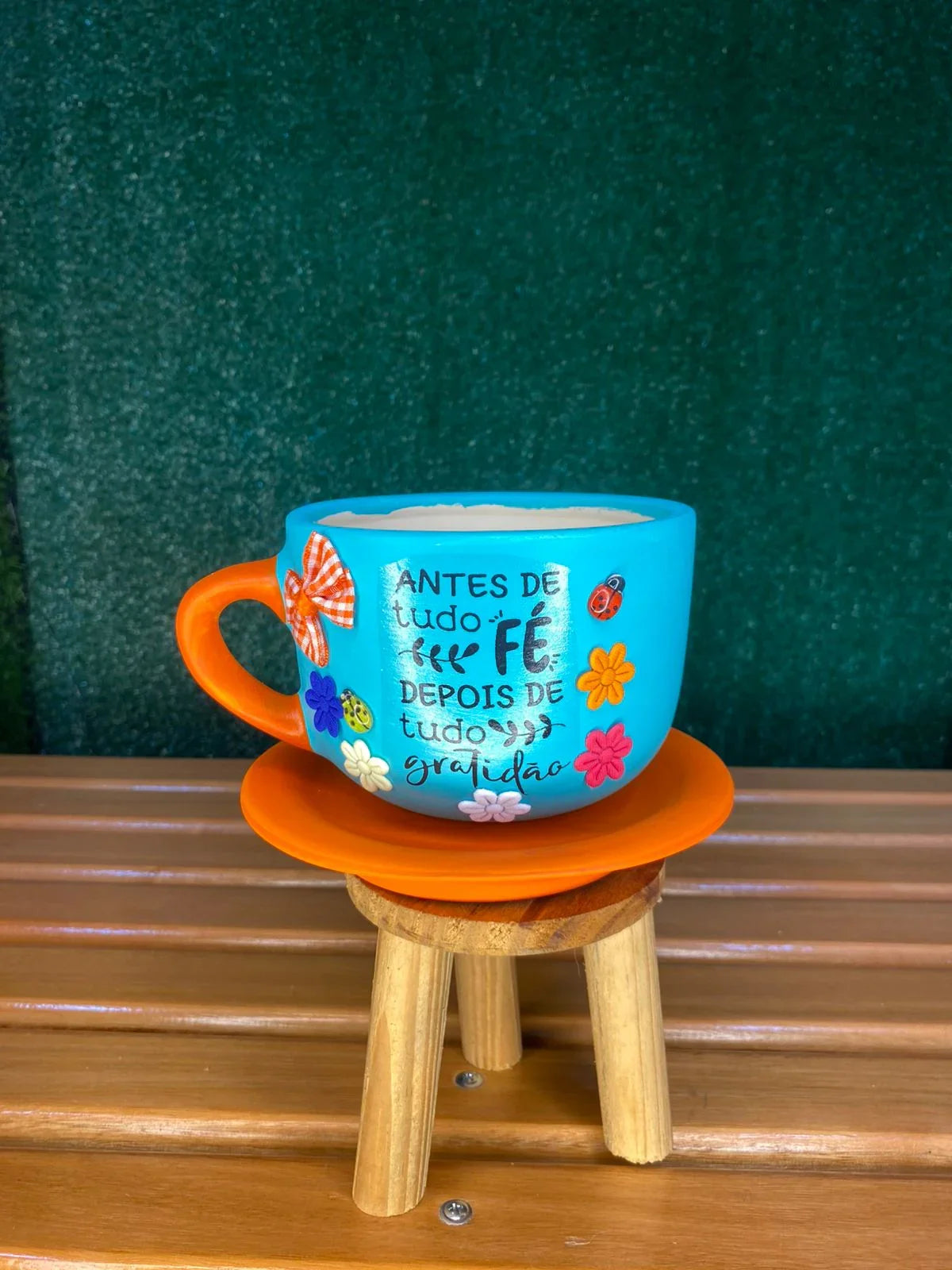 Xícara de cerâmica pintada à mão com frase inspiradora, trazendo motivação e charme para o café da manhã ou para presentear.