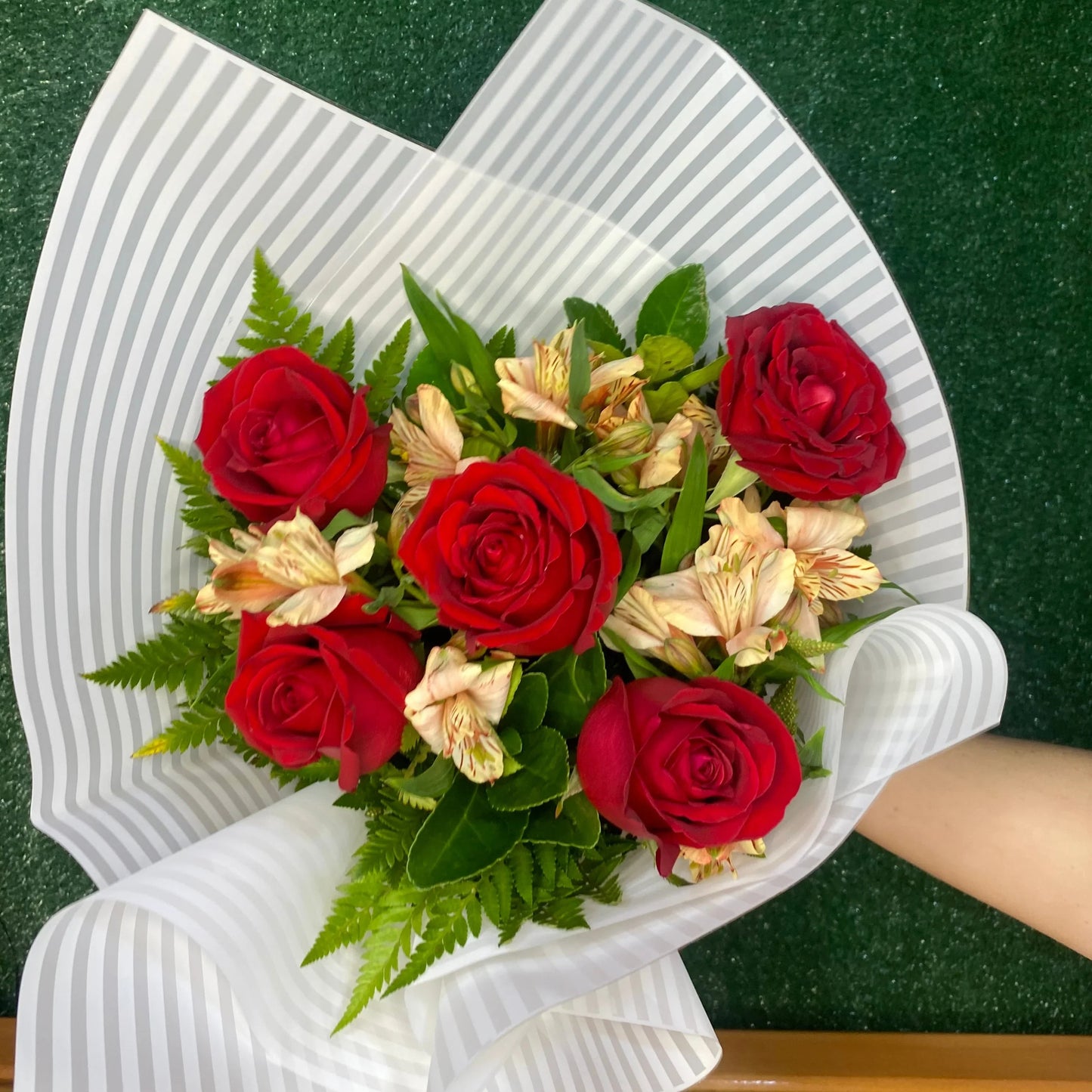 Buquê Encanto de 5 Rosas