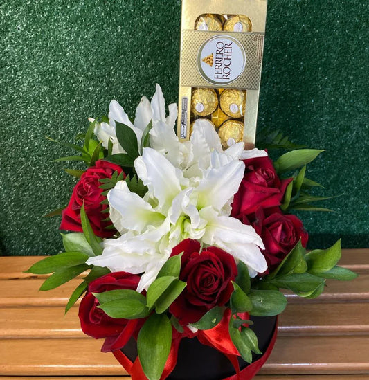 Box floral de lírios e rosas com 8 chocolates Ferrero Rocher, folhagens verdes e embalagem com laço de fita elegante, ideal para presentear com sofisticação.
Arranjo Box Floral de Lírios e Rosas com flores frescas, folhagens verdes e chocolates, transmitindo romantismo, delicadeza e alegria em cada detalhe.
Floricultura Rancho das Plantas, em São Paulo 