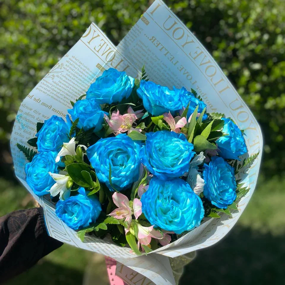 Buquê de rosas azuis Celeste com 10 rosas, astromélias e folhagens verdes frescas, embalagem com laço de fita elegante para presentear com carinho.
Buquê artesanal Celeste com rosas azuis e flores diversas, ideal para momentos especiais, expressando paixão, amor e atenção.
Floricultura em São Paulo Rancho das Plantas - Faça seu pedido online e receba em até 1H