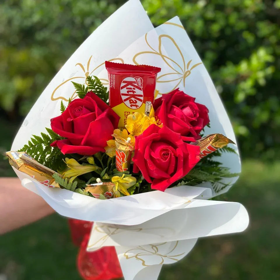 Buquê romântico com chocolate Doce Paixão, 3 rosas vermelhas, KitKat, Twix e folhagens verdes, elegante e perfeito para presentear com amor.

Buquê artesanal Doce Paixão com rosas frescas e chocolates, embalagem com laço de fita, ideal para demonstrações de carinho e momentos especiai - Floricultura Rancho das Plantas- flores e presentes, São Paulo - Faça seu pedido online e receba em até 1H