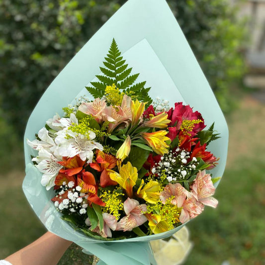 Buquê Elória com lírios rosas e brancos. Um arranjo delicado e elegante, ideal para transmitir carinho, alegria e transformar o dia de alguém.