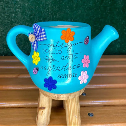 Regador azul de cerâmica artesanal usado como vaso para suculentas e flores decorativas - com frases motivacionais. 
Floricultura Rancho das Plantas - Entrega em até 1H em São Paulo