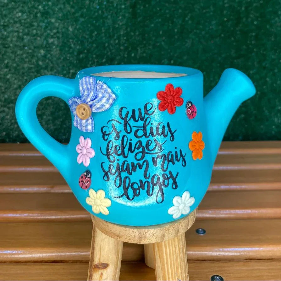 Regador azul artesanal de cerâmica pintado à mão, ideal para plantas pequenas e decoração criativa.
Floricultura rancho das plantas