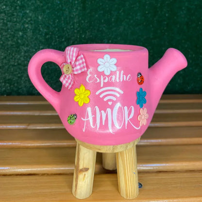 Peça artesanal em formato de regador rosa, perfeita para decorar suas plantas com charme e amor. Floricultura Rancho das Plantas - Flores e Presentes em  São Paulo