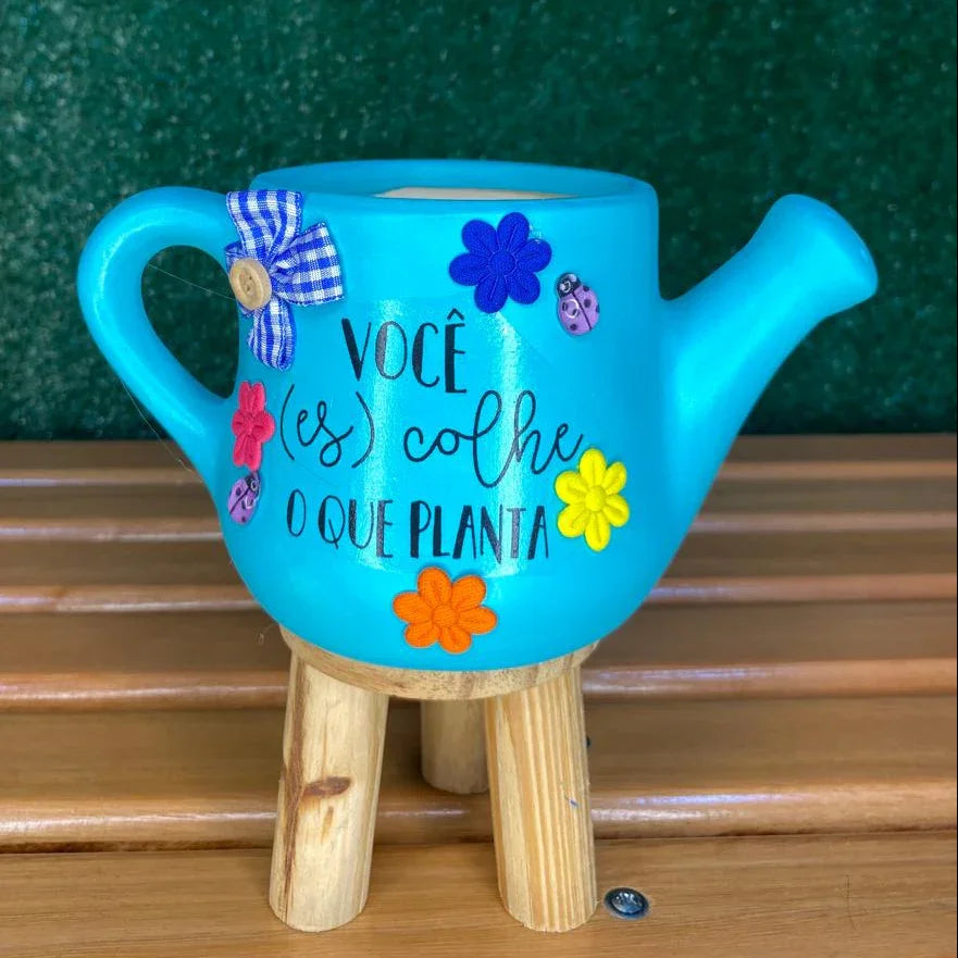 Peça artesanal em formato de regador, perfeita para decorar e trazer cor ao lar e as plantas. Floricultura online Ranhco das Plantas - Flores e Presentes - Entrega em SP em até 1H