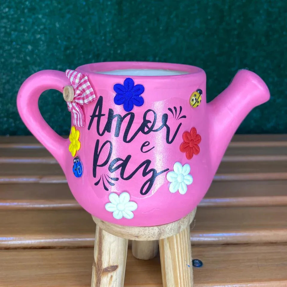 Regador rosa de cerâmica artesanal usado como vaso decorativo para plantas pequenas. Entrega em até 1H floricultura flores e Presentes - Rancho das Plantas, São Paulo - Grajaú