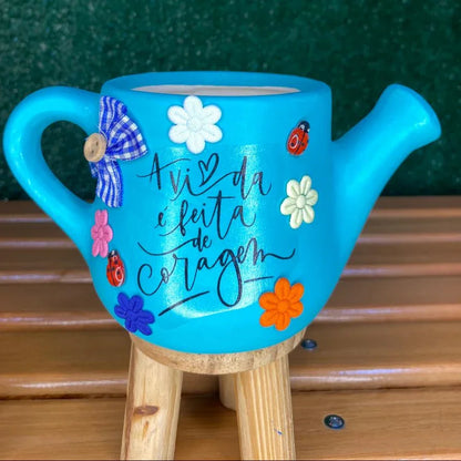 Vaso regador azul com frase inspiradora, feito em cerâmica artesanal para ambientes acolhedores.
Floricultura em são paulo - rancho das plantas flores e presentes 